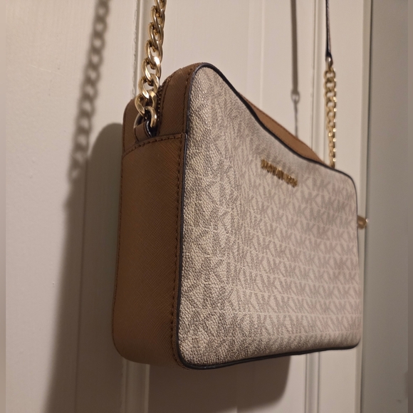 Michael Kors Off White, Grey, and Brown MK Print crossbody jet set bag - Picture 3 of 16